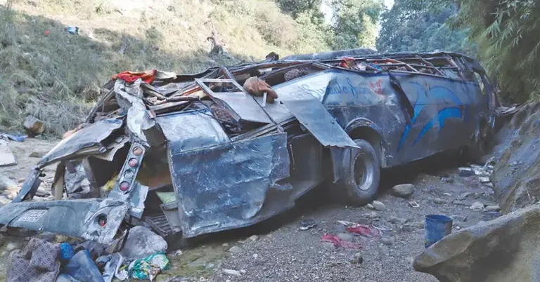 নেপালে ভয়াবহ বাস দুর্ঘটনায় বিধ্বস্ত বাসের অংশবিশেষ